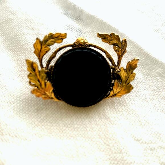 Vintage black onyx, leaf brooch, gold tone wreath pen with black cabochon. - Picture 13 of 16